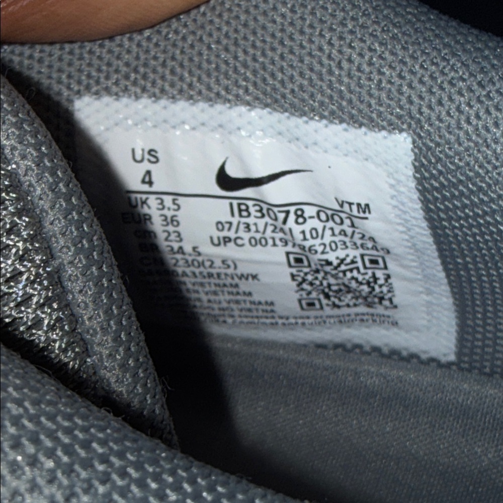 Nike Gray Sneakers New - Picture 2 of 8